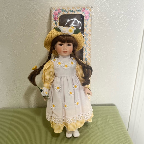 Vintage limited edition Crowne fine porcelain doll with cute sunflower accents - Picture 6 of 13